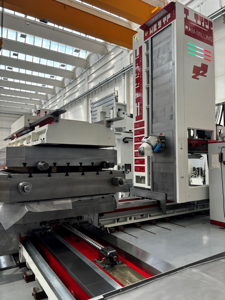 L’assenza di attrito meccanico garantisce fluidità di scorrimento e precisione geometrica anche con elevate masse in tavola. Movimento asse sotto carico – Ripetibilità idrostatica su guida LHS
