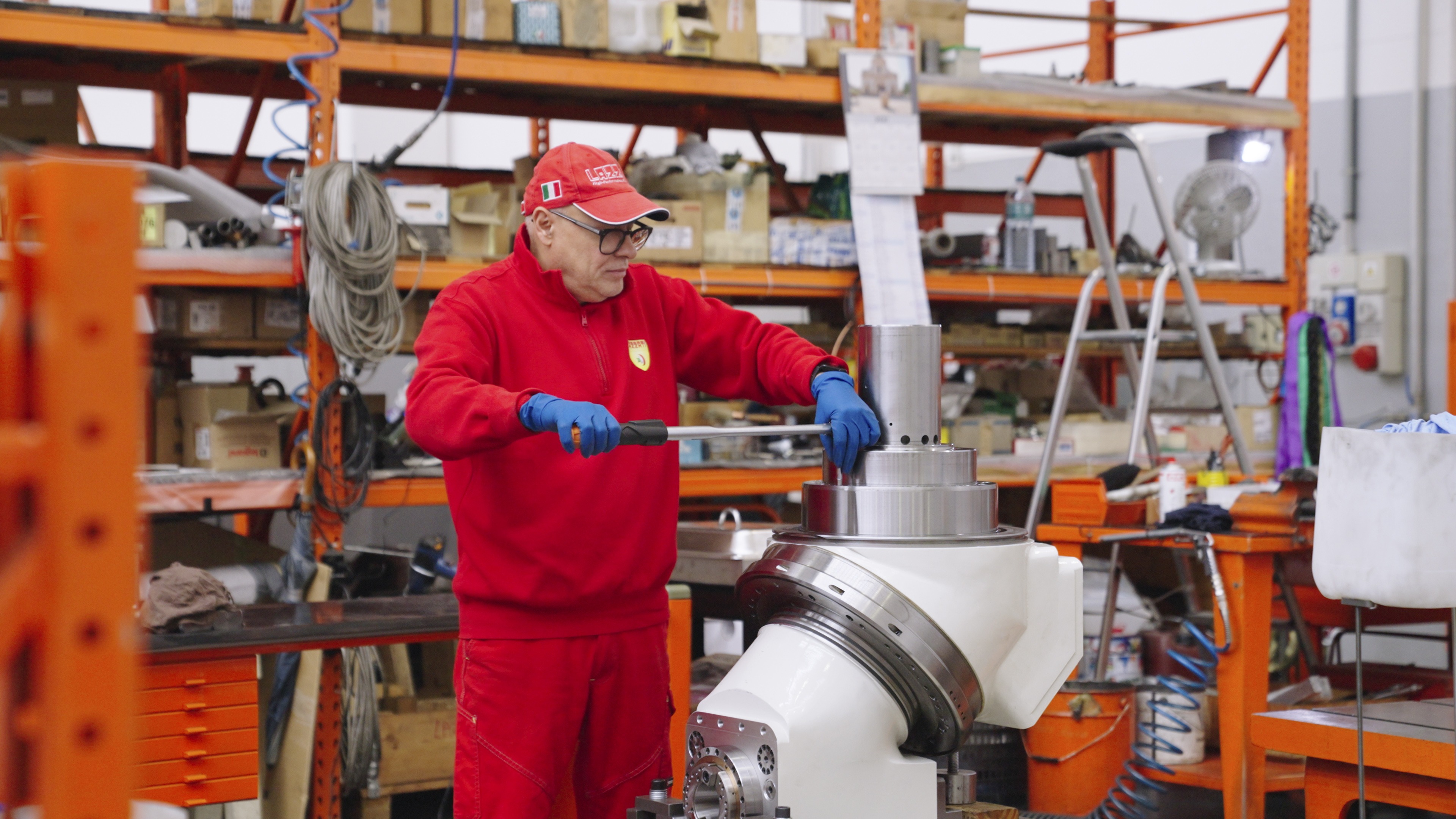 LAZZATI technician inspecting universal milling head during BlueTech4.0 regeneration process