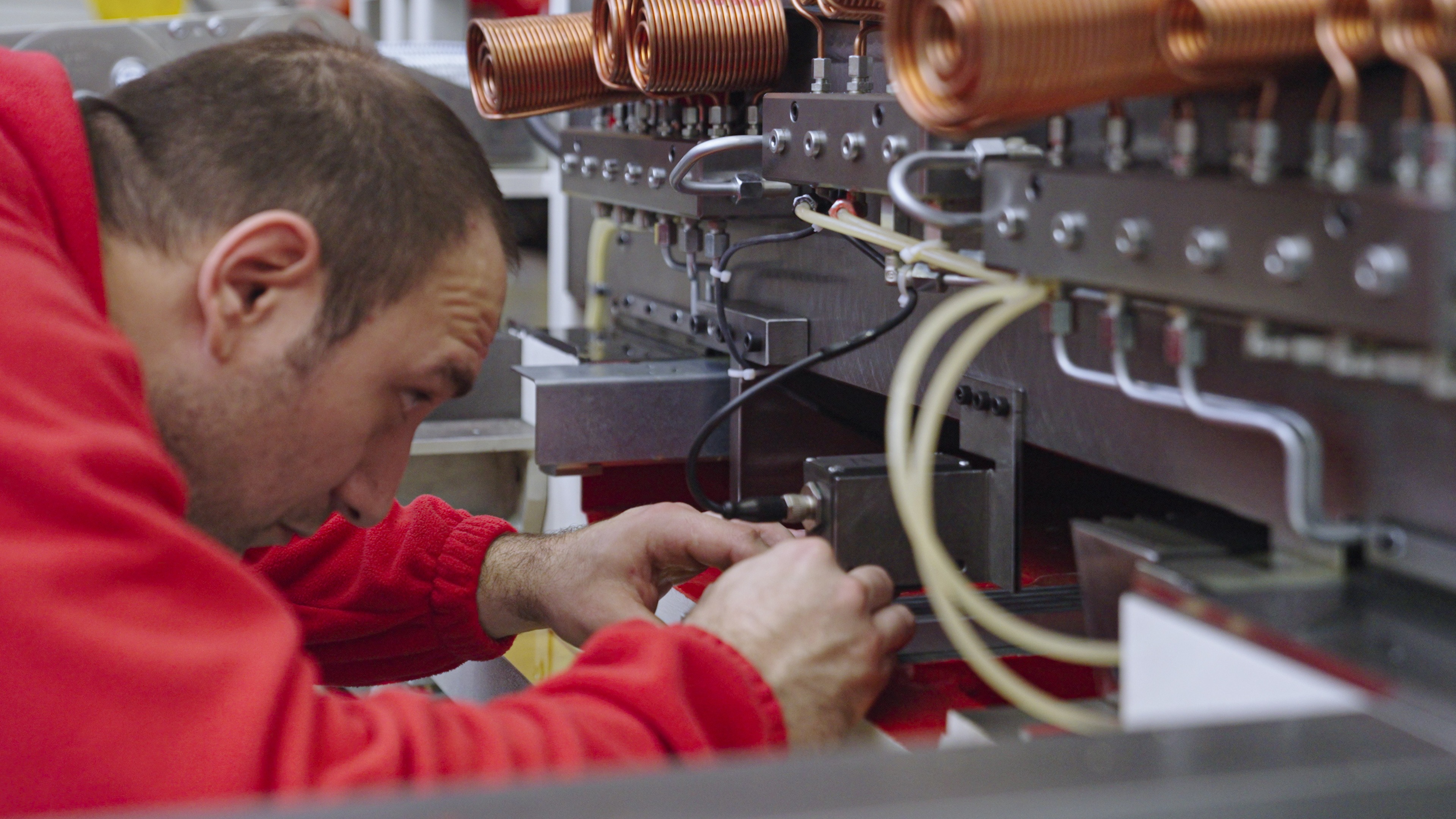 lazzati-predictive-maintenance-hydrostatic-system-inspection LAZZATI technician performing maintenance on hydrostatic system components