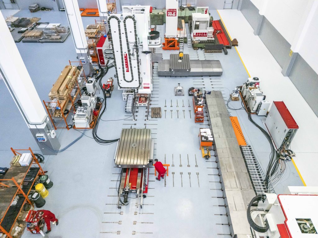LAZZATI floor type hydrostatic boring and milling machine installed in the production area, showing the complete machine architecture with column, ram, table and floor plate.